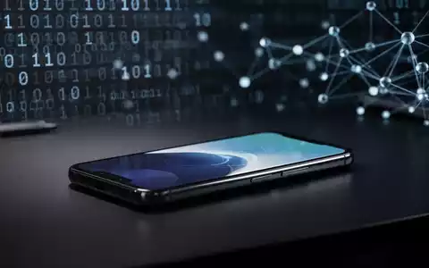 Ein modernes Smartphone auf einem Schreibtisch vor einem unscharfen Hintergrund aus Binärcode und digitalen Netzwerkknoten. - Foto: über boerse-global.de