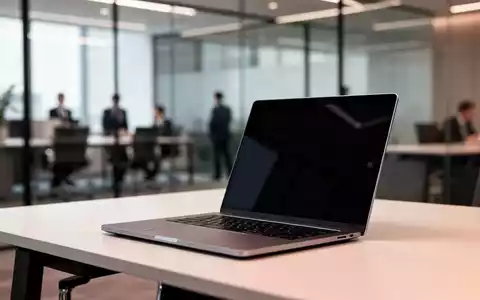 Modernes Laptop auf einem aufgeräumten Büroschreibtisch, das Unternehmenshardware und Enterprise-Technologiewachstum repräsentiert. - Foto: über boerse-global.de