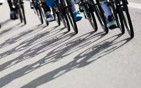 Vier Radfahrer sind bei dem Vorfall in Italien zum Teil schwer verletzt worden. (Symbolfoto) - Foto: Fabio Ferrari/LaPresse via ZUMA Press/dpa