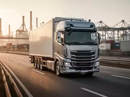 Ein moderner Lastwagen auf einer deutschen Autobahn vor einer industriellen Logistikkulisse. - Foto: über boerse-global.de