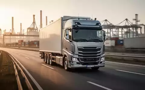 Ein moderner Lastwagen auf einer deutschen Autobahn vor einer industriellen Logistikkulisse. - Foto: über boerse-global.de