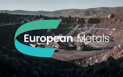 Moderne Lithium-Extraktionsanlage in einer felsigen Landschaft mit dramatischer Beleuchtung. - Foto: über boerse-global.de