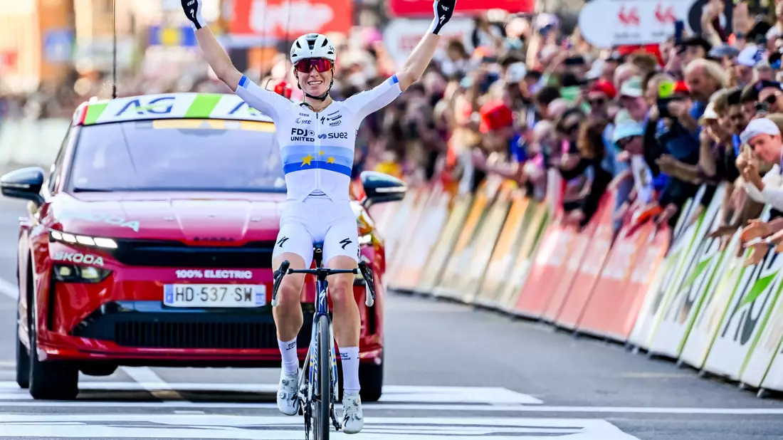Demi Vollering hat sich bei der Tour de France das Gelbe Trikot geholt. (Archivbild) - Bild: Eric Lalmand/Belga/dpa
