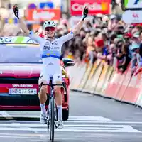 Demi Vollering hat sich bei der Tour de France das Gelbe Trikot geholt. (Archivbild) - Foto: Eric Lalmand/Belga/dpa