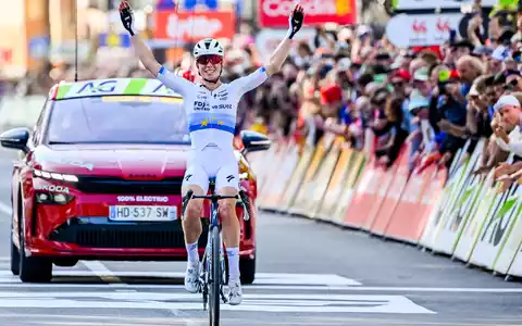 Demi Vollering hat sich bei der Tour de France das Gelbe Trikot geholt. (Archivbild) - Foto: Eric Lalmand/Belga/dpa