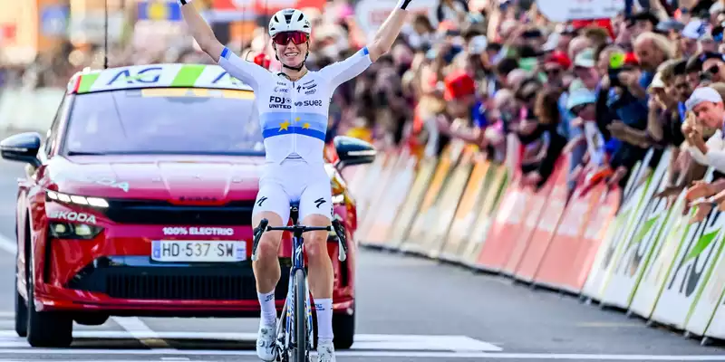 Demi Vollering hat sich bei der Tour de France das Gelbe Trikot geholt. (Archivbild) - Foto: Eric Lalmand/Belga/dpa