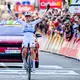Demi Vollering hat sich bei der Tour de France das Gelbe Trikot geholt. (Archivbild) - Bild: Eric Lalmand/Belga/dpa