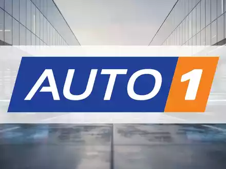 Moderne Automobillogistik-Anlage bei Sonnenaufgang als Symbol für wirtschaftliches Wachstum und industrielle Effizienz. - Foto: über boerse-global.de