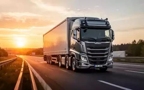 Ein moderner Lkw fährt bei Sonnenuntergang auf einer Autobahn, symbolisch für die aktuelle logistische Debatte. - Foto: über boerse-global.de