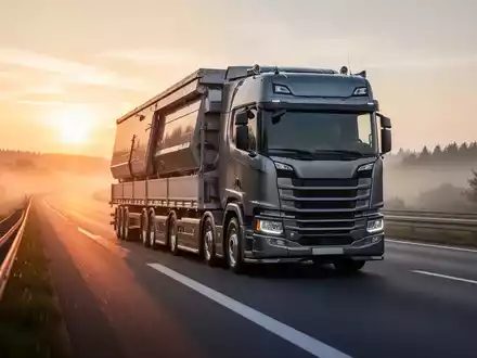 Ein moderner Lkw fĂ€hrt bei Sonnenuntergang auf einer Autobahn. - Foto: ĂŒber boerse-global.de