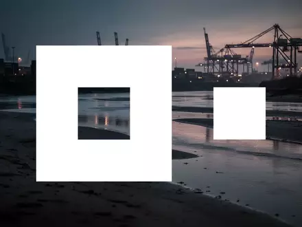 Industrielle Flusslandschaft bei Dämmerung, die logistische Herausforderungen und Lieferkettenprobleme symbolisiert. - Foto: über boerse-global.de