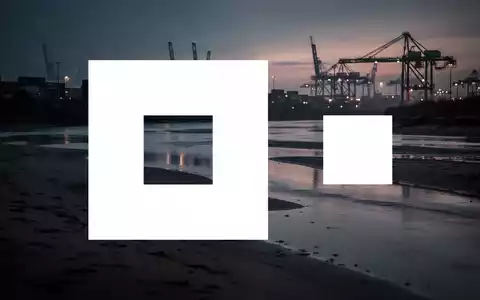 Industrielle Flusslandschaft bei Dämmerung, die logistische Herausforderungen und Lieferkettenprobleme symbolisiert. - Foto: über boerse-global.de