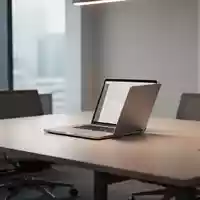 Ein leerer moderner Arbeitsplatz mit Laptop in einem Büro als Symbol für die rechtlichen Aspekte der Homeoffice-Regelung. - Foto: über boerse-global.de