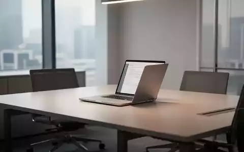 Ein leerer moderner Arbeitsplatz mit Laptop in einem Büro als Symbol für die rechtlichen Aspekte der Homeoffice-Regelung. - Foto: über boerse-global.de