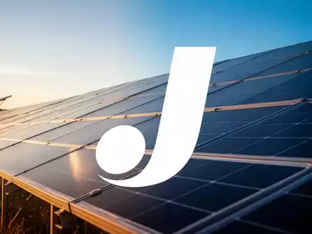 Moderne Solarpaneele in einer Solaranlage bei goldenem Licht als Symbol für den Sektor der erneuerbaren Energien. - Foto: über boerse-global.de