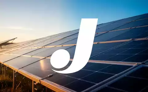 Moderne Solarpaneele in einer Solaranlage bei goldenem Licht als Symbol für den Sektor der erneuerbaren Energien. - Foto: über boerse-global.de