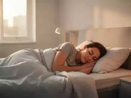 Eine friedlich schlafende Person in einem modernen Schlafzimmer bei warmem Morgenlicht als Symbol fĂŒr DemenzprĂ€vention. - Foto: ĂŒber boerse-global.de