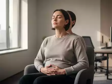 Eine Person praktiziert in einem minimalistischen Raum konzentriert Atemübungen für Entspannung und Stressabbau. - Foto: über boerse-global.de