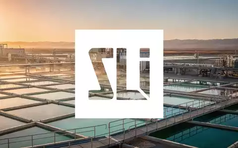 Moderne industrielle Lithium-Gewinnungsanlage bei Sonnenuntergang als Symbol für nachhaltige Energierohstoffe. - Foto: über boerse-global.de