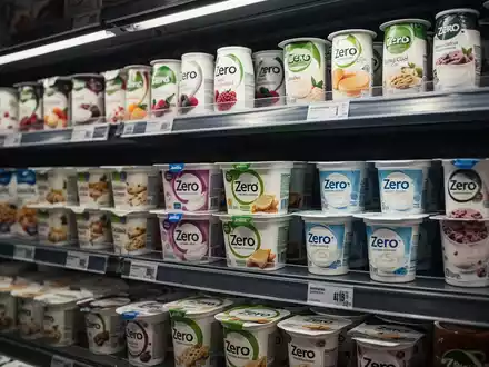 Nahaufnahme von Lebensmittelverpackungen mit Zero-Kennzeichnung im Supermarktregal. - Foto: über boerse-global.de