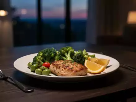 Ein gesundes, ausgewogenes Abendessen auf einem Holztisch bei sanfter Beleuchtung als Symbol für Schlafoptimierung. - Foto: über boerse-global.de