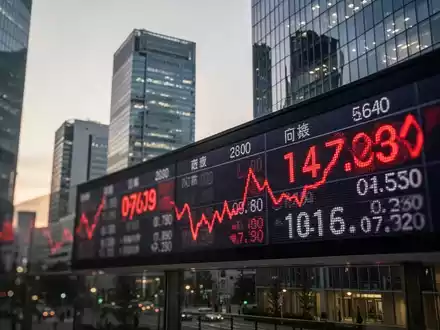 Digitale Anzeigetafel mit fallenden Börsenkursen vor einer modernen Skyline in Tokio. - Foto: über boerse-global.de