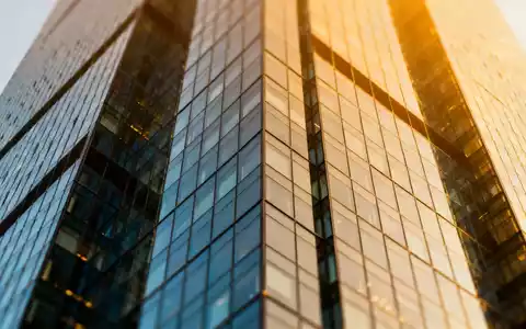 Modernes Bürogebäude bei Sonnenuntergang als Symbol für Immobilienwirtschaft und Finanzlage. - Foto: über boerse-global.de