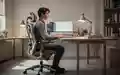 Person arbeitet an einem Schreibtisch im Homeoffice mit Fokus auf die ergonomische Sitzhaltung. - Foto: über boerse-global.de
