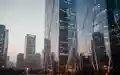 Moderne Glasfassade eines Bürogebäudes im Pekinger Finanzviertel bei Dämmerung. - Foto: über boerse-global.de