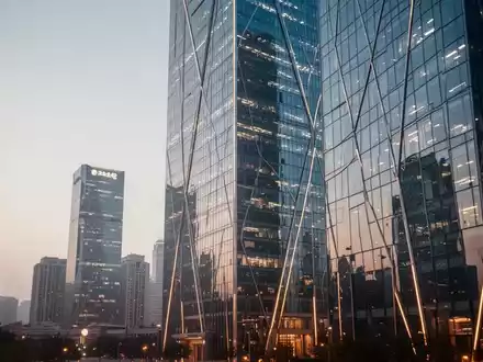 Moderne Glasfassade eines Bürogebäudes im Pekinger Finanzviertel bei Dämmerung. - Foto: über boerse-global.de