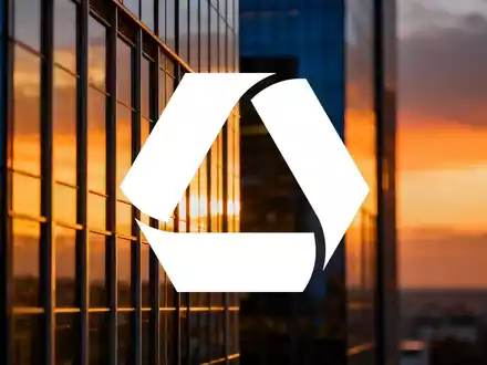 Moderne Glasfassade eines Bankgebäudes bei Sonnenuntergang als Symbol für den Finanzsektor - Foto: über boerse-global.de