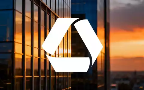Moderne Glasfassade eines Bankgebäudes bei Sonnenuntergang als Symbol für den Finanzsektor - Foto: über boerse-global.de