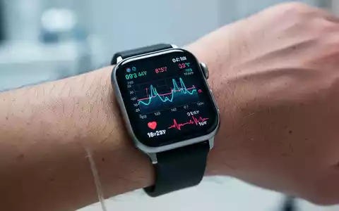 Eine moderne Smartwatch am Handgelenk, die Vitaldaten und Gesundheitsstatistiken zur Blutdrucküberwachung anzeigt. - Foto: über boerse-global.de