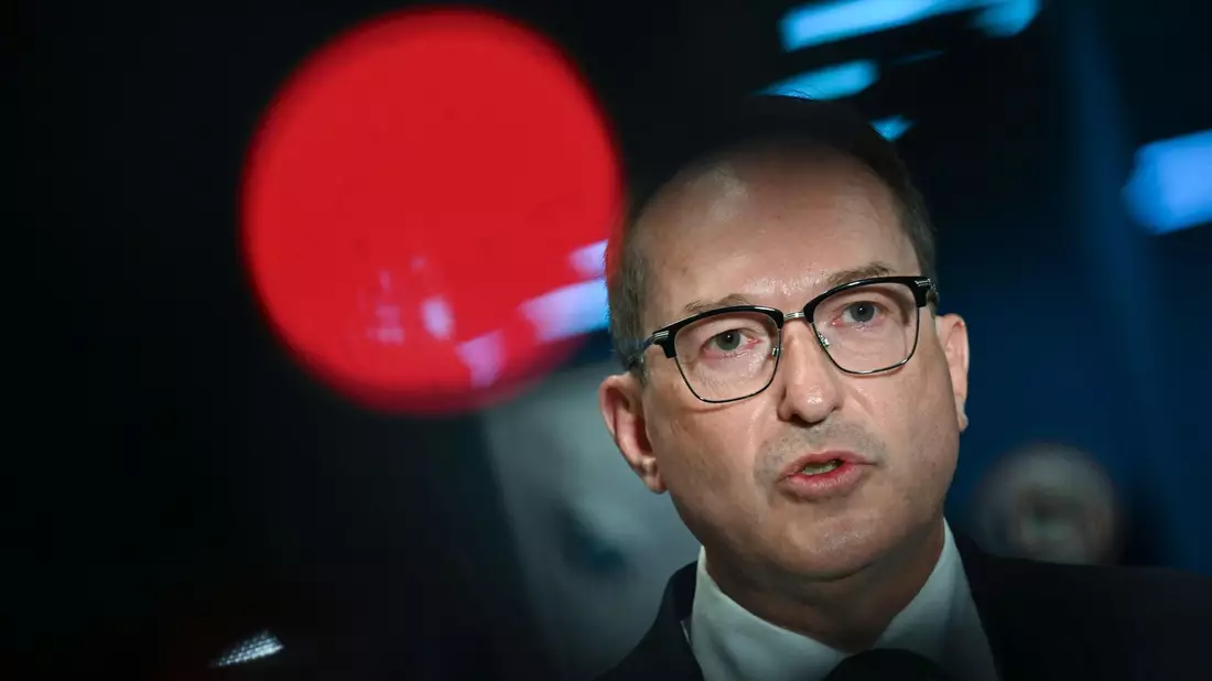 Bundesinnenminister Alexander Dobrindt (CSU) will die Forschung zur Drohnensicherheit ausbauen. (Archivbild) - Bild: Hendrik Schmidt/dpa