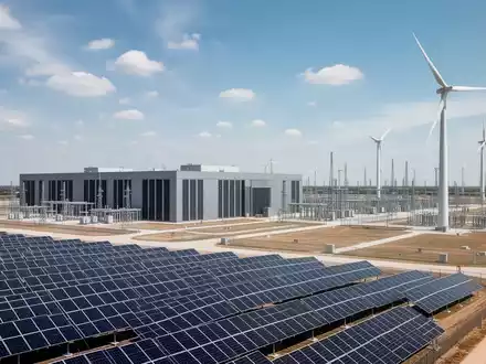 Ein modernes Rechenzentrum neben einer großen Energieanlage mit Solarpaneelen und Turbinen unter weitem Himmel. - Foto: über boerse-global.de