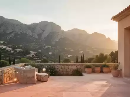 Sonnige Steinterrasse mit Blick auf die Serra de Tramuntana auf Mallorca als Symbol für ruhige Erholung. - Foto: über boerse-global.de
