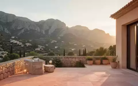 Sonnige Steinterrasse mit Blick auf die Serra de Tramuntana auf Mallorca als Symbol für ruhige Erholung. - Foto: über boerse-global.de