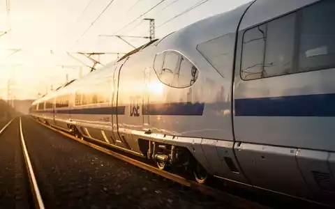Moderner ICE-Schnellzug auf Gleisen während der goldenen Stunde. - Foto: über boerse-global.de