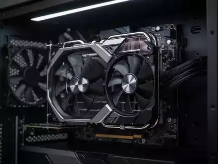 Hochwertige Grafikkarte in modernem PC-Gehäuse mit professioneller Filmbeleuchtung. - Foto: über boerse-global.de