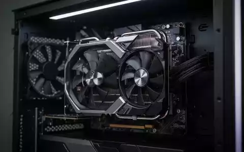 Hochwertige Grafikkarte in modernem PC-Gehäuse mit professioneller Filmbeleuchtung. - Foto: über boerse-global.de