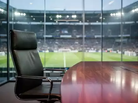 Moderner Konferenzraum mit Blick auf ein Fußballstadion, symbolisch für rechtliche Untersuchungen im Sportmanagement. - Foto: über boerse-global.de