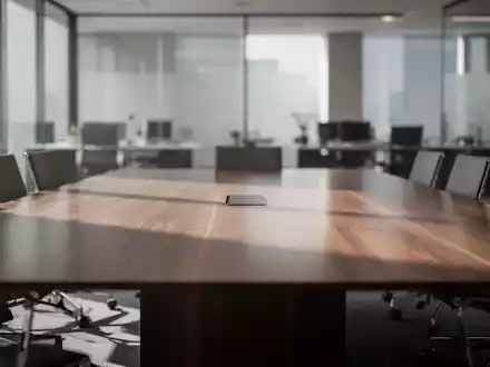 Moderner Konferenztisch in einem Büro, der eine professionelle und sachliche Arbeitsatmosphäre für Verhandlungen symbolisiert. - Foto: über boerse-global.de