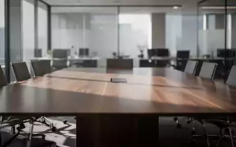 Moderner Konferenztisch in einem Büro, der eine professionelle und sachliche Arbeitsatmosphäre für Verhandlungen symbolisiert. - Foto: über boerse-global.de