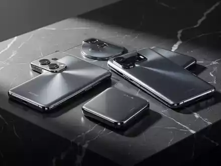 Zwei hochwertige Smartphones auf einer dunklen Marmoroberfläche in einer professionellen, minimalistischen Umgebung. - Foto: über boerse-global.de