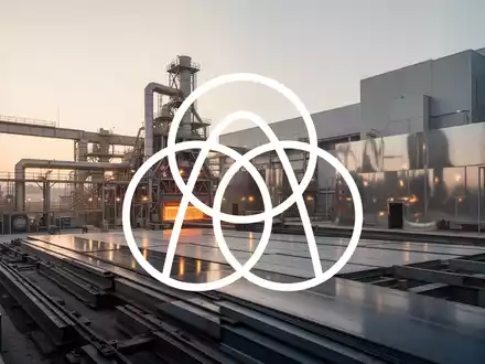 Moderne industrielle Stahlfertigungsanlage bei Sonnenaufgang, symbolisch für die Abspaltung eines Industriebereichs. - Foto: über boerse-global.de