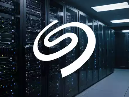 Hochmoderne Server-Racks in einem dunklen Rechenzentrum mit blauer Beleuchtung - Foto: über boerse-global.de
