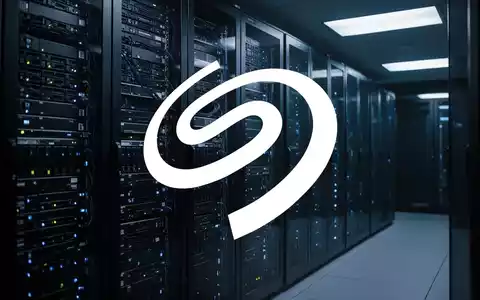Hochmoderne Server-Racks in einem dunklen Rechenzentrum mit blauer Beleuchtung - Foto: über boerse-global.de