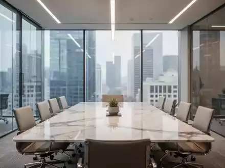 Modernes Bürogebäude mit Besprechungstisch als Symbol für Corporate Governance und regulatorische Untersuchungen. - Foto: über boerse-global.de