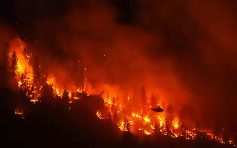 Wegen schwerer, sich rasant ausbreitender Waldbrände hat die westkanadische Provinz British Columbia den Notstand ausgerufen. - Foto: Darryl Dyck/The Canadian Press via AP/dpa