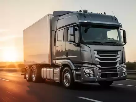 Ein moderner Lastkraftwagen fährt bei Sonnenuntergang auf einer Autobahn. - Foto: über boerse-global.de